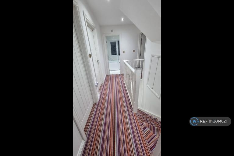 Room Eton Avenue in Greater London