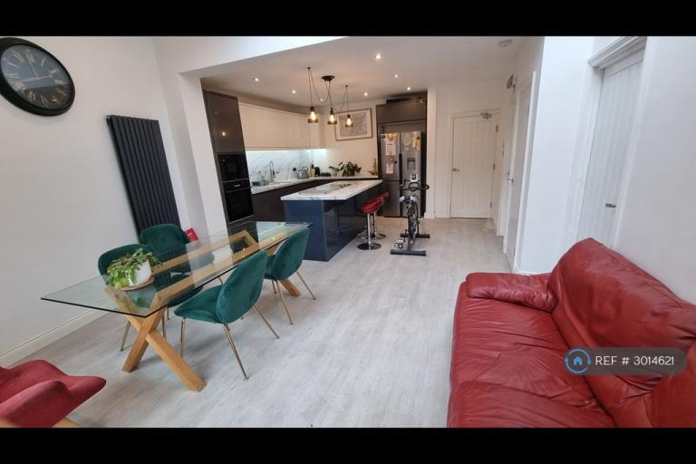 Room Eton Avenue in Greater London