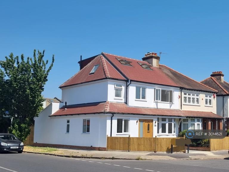 Room Eton Avenue in Greater London