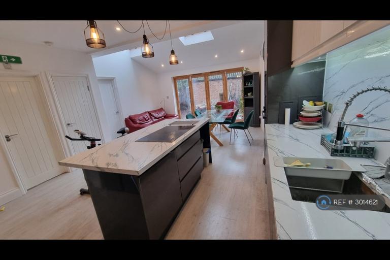Room Eton Avenue in Greater London
