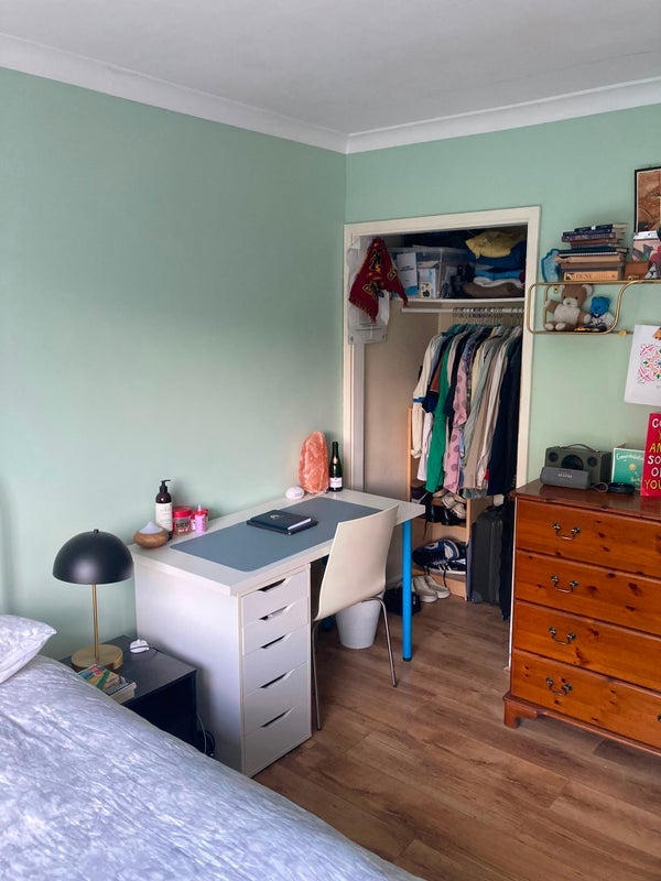 Room Millstream Road in Greater London