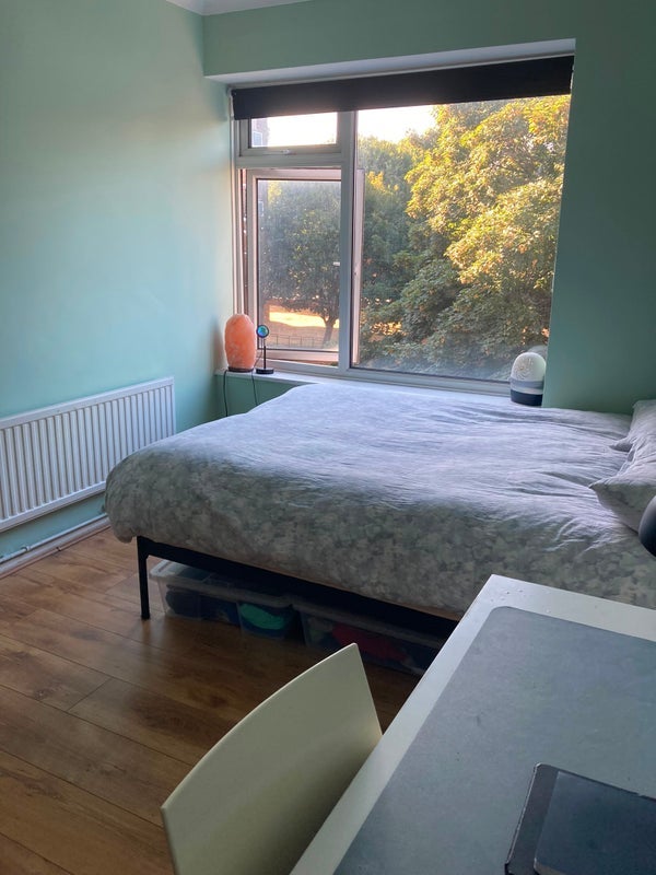 Room Millstream Road in Greater London