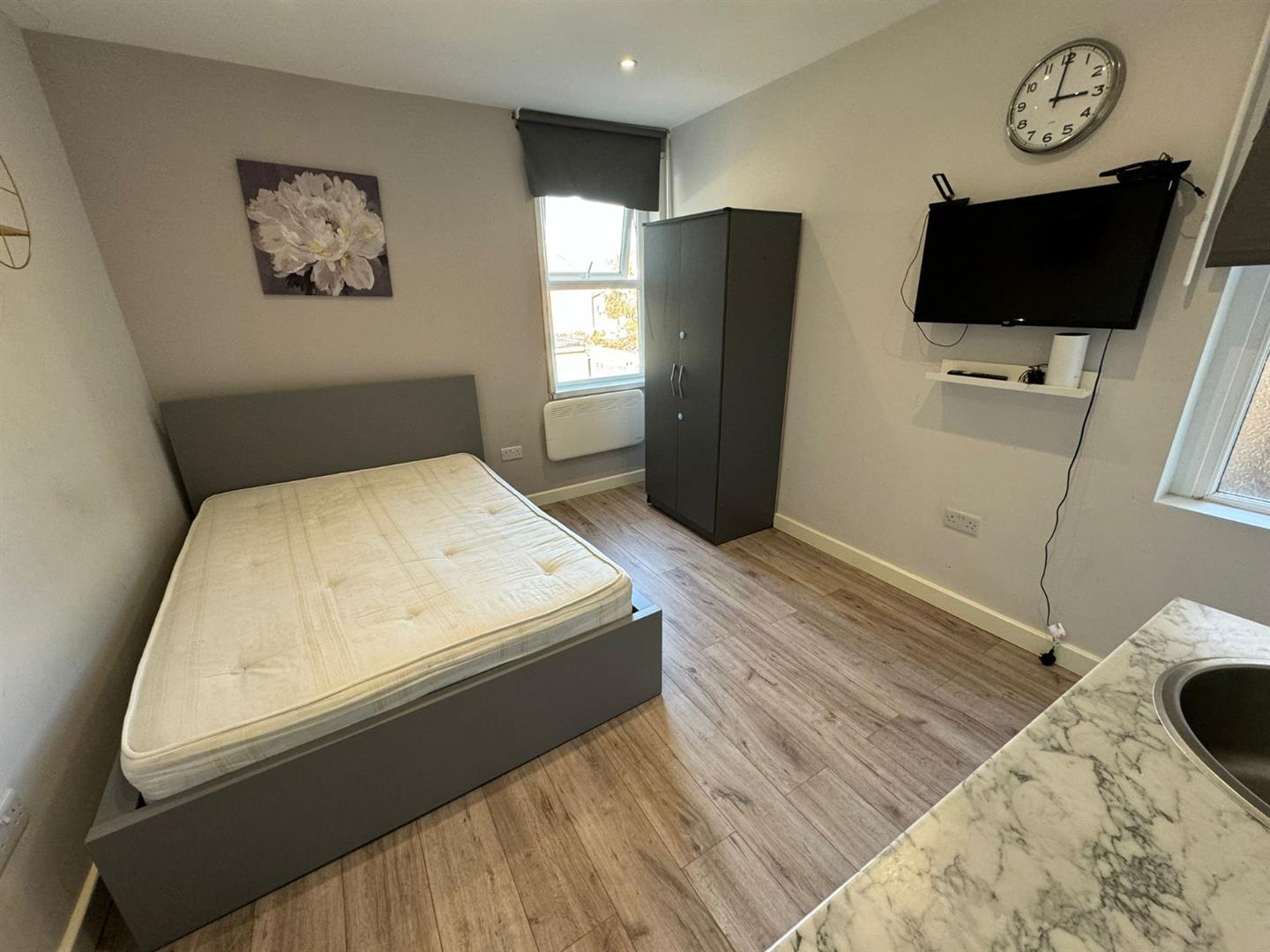Flat Bellclose Road in Greater London