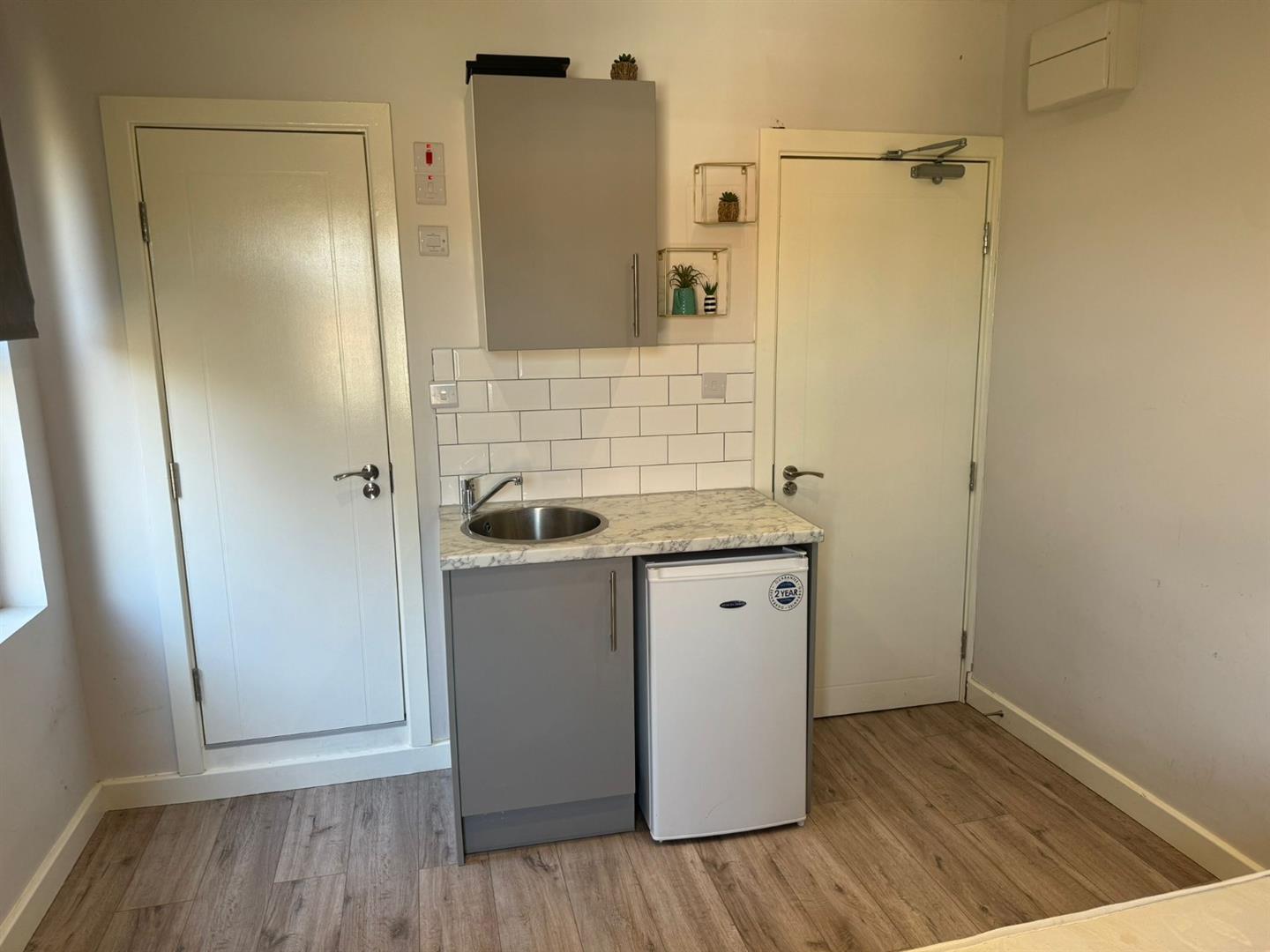 Flat Bellclose Road in Greater London