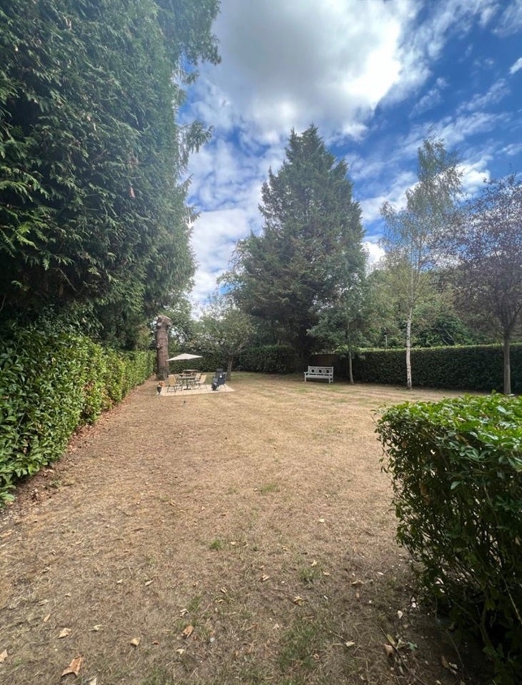 Flat Packhorse Road in Gerrards Cross