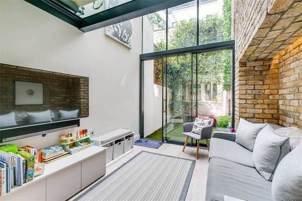 House Lonsdale Road in Greater London
