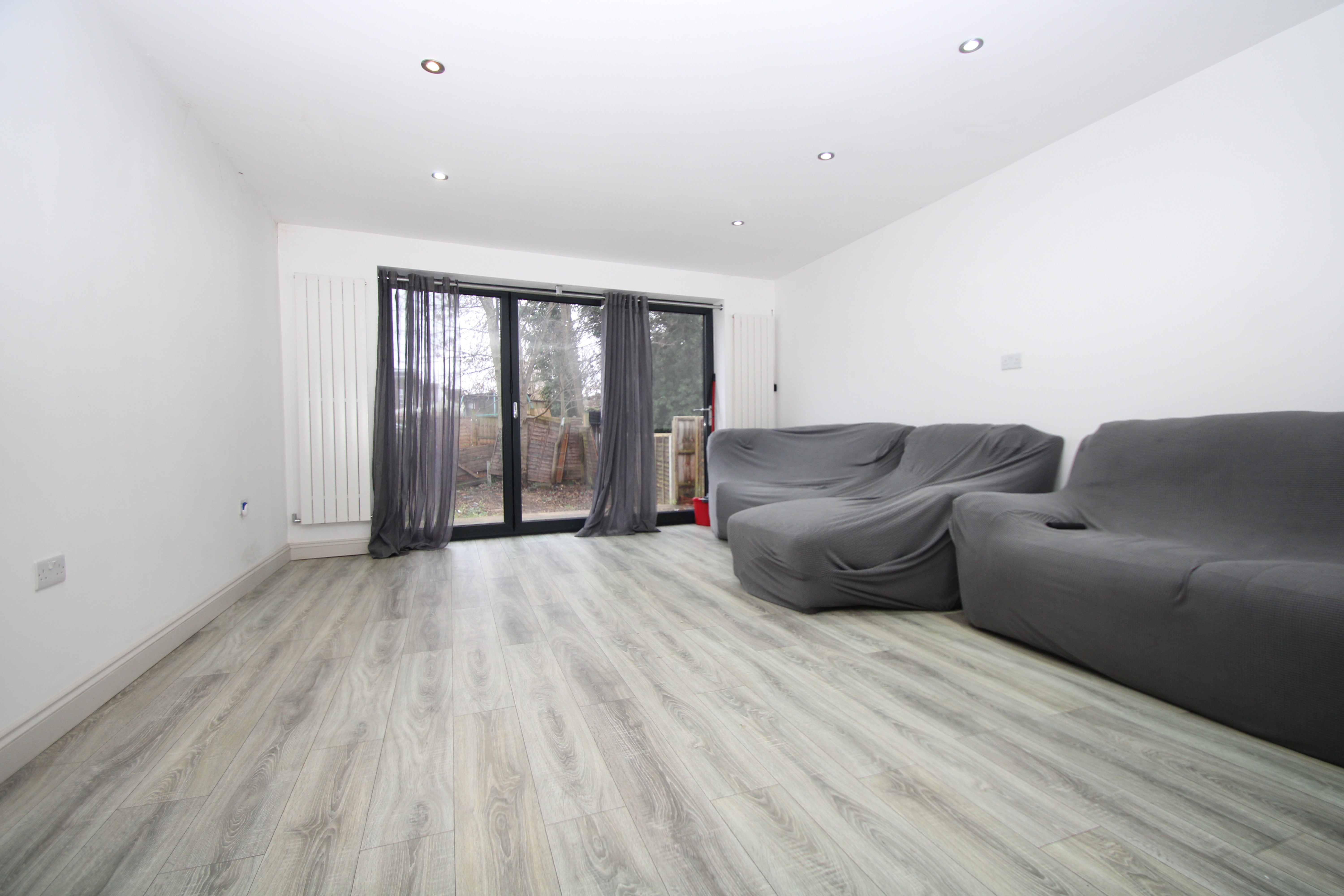 Flat Whitehorse Lane in Greater London