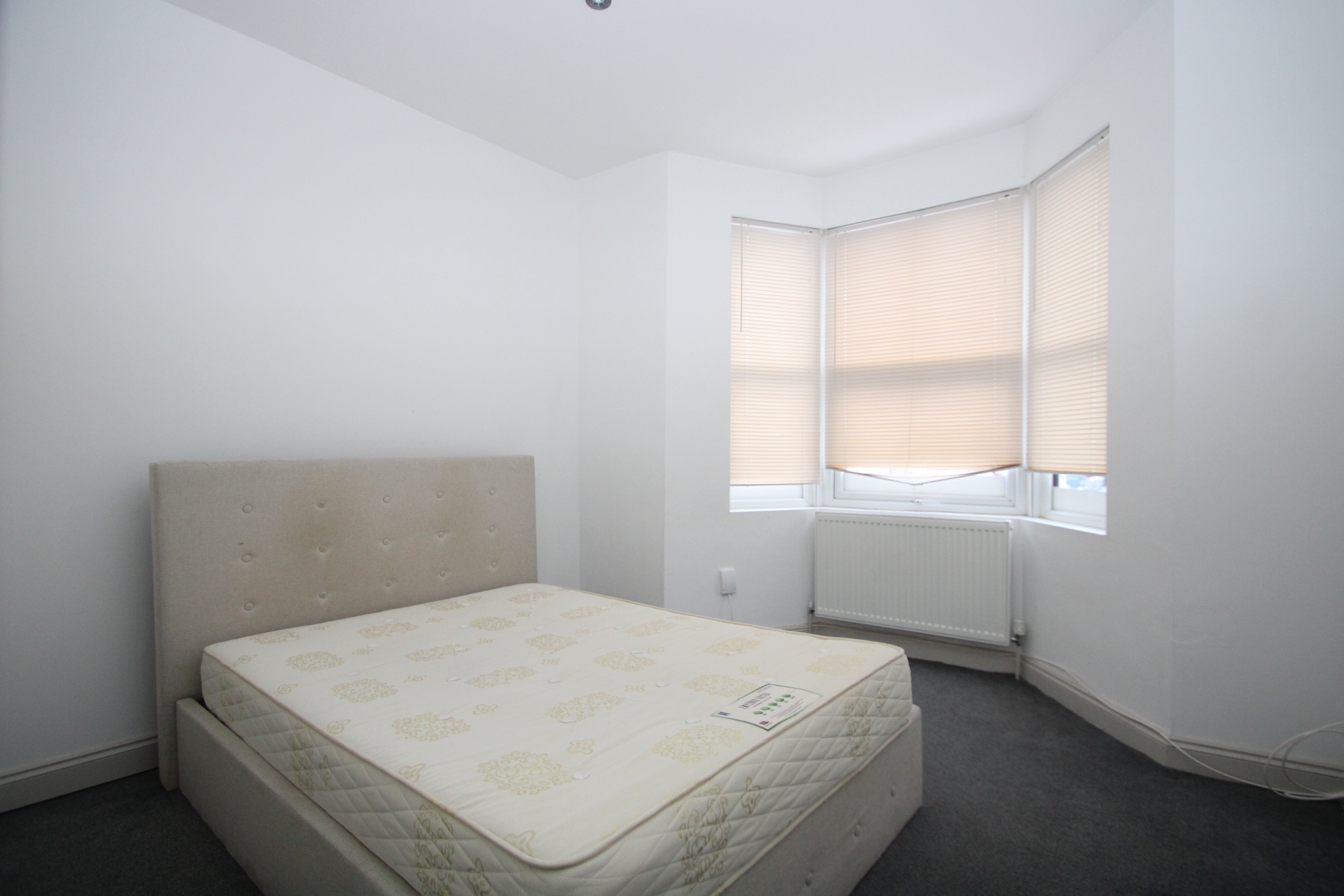 Flat Whitehorse Lane in Greater London