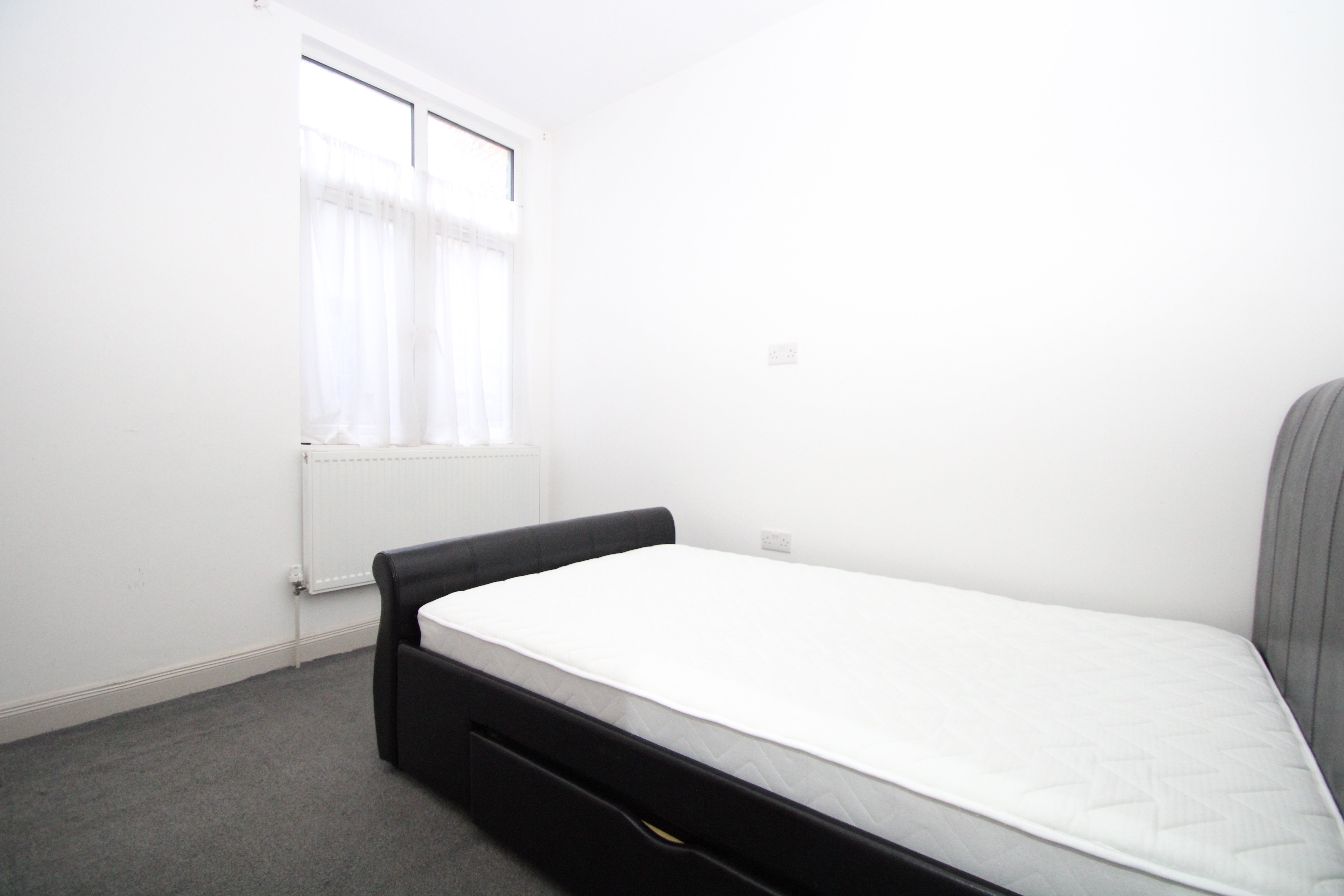 Flat Whitehorse Lane in Greater London