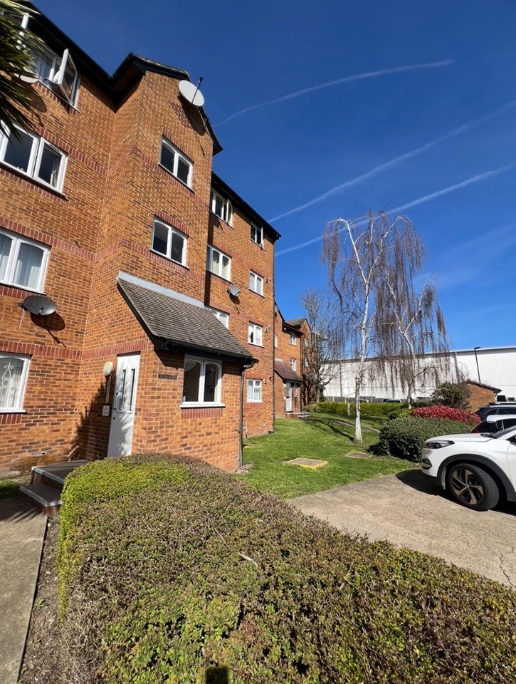 Flat Trundley's Road in Greater London