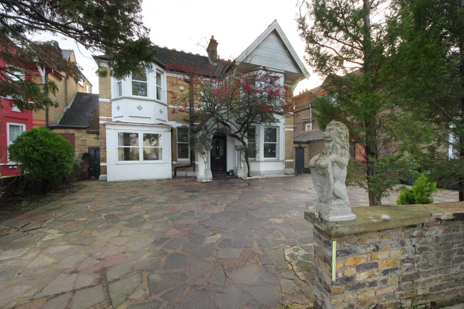 Flat Leopold Road in Greater London