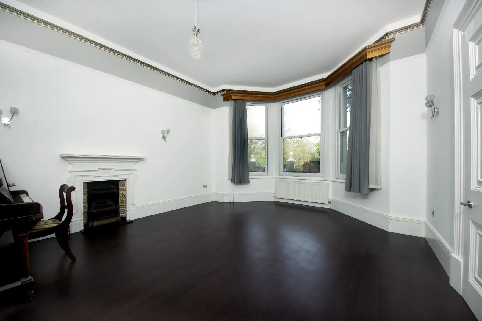 Flat Leopold Road in Greater London