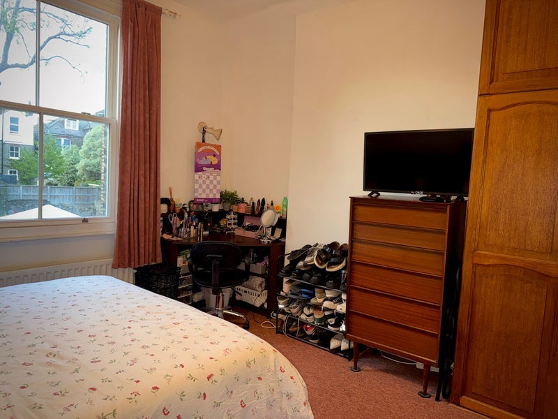 Room Woodville Road in Greater London