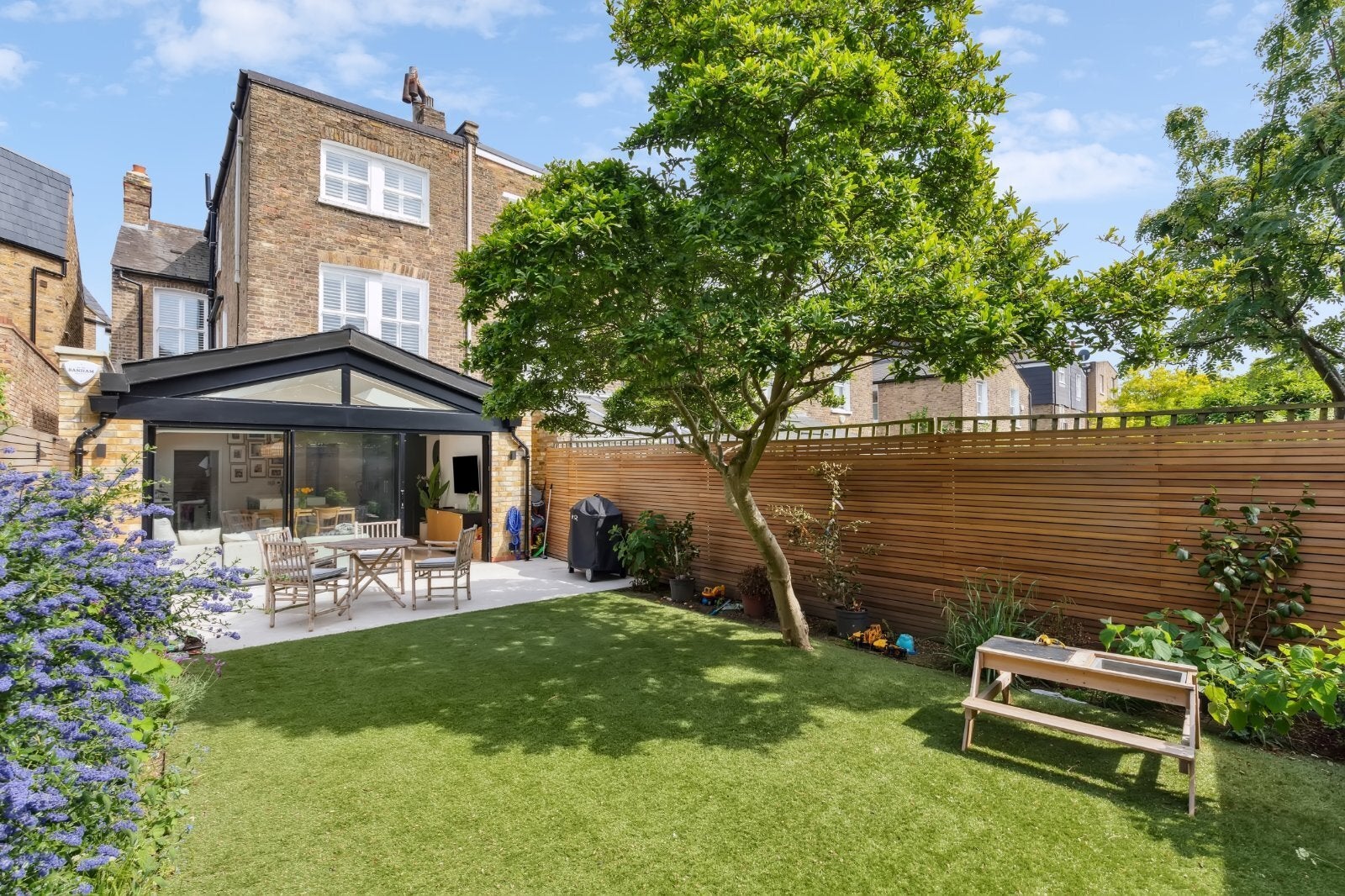 House Elm Grove Road in Greater London