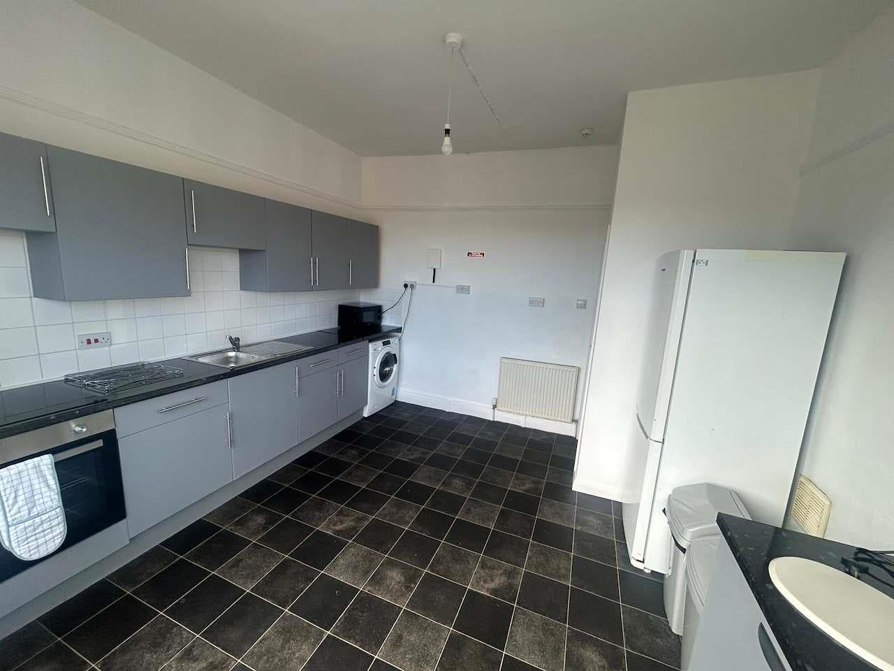 Room Lipson Road in Plymouth
