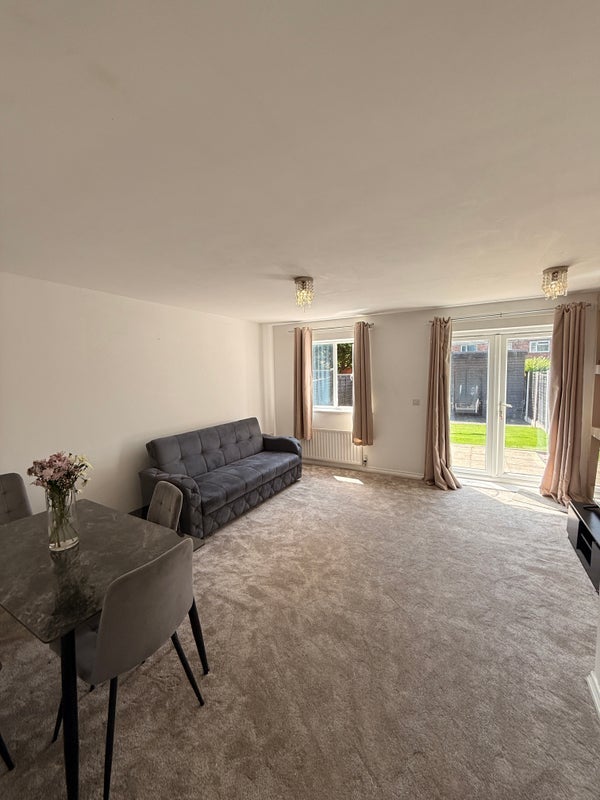 Room Lorton Close in Middleton