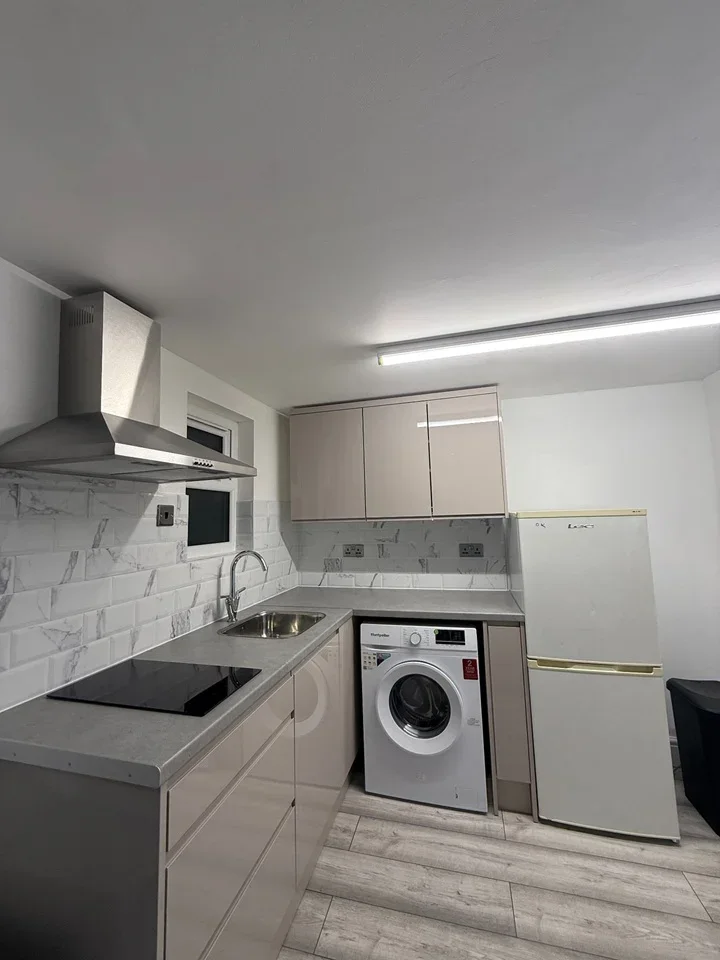 Flat Linley Crescent in Greater London