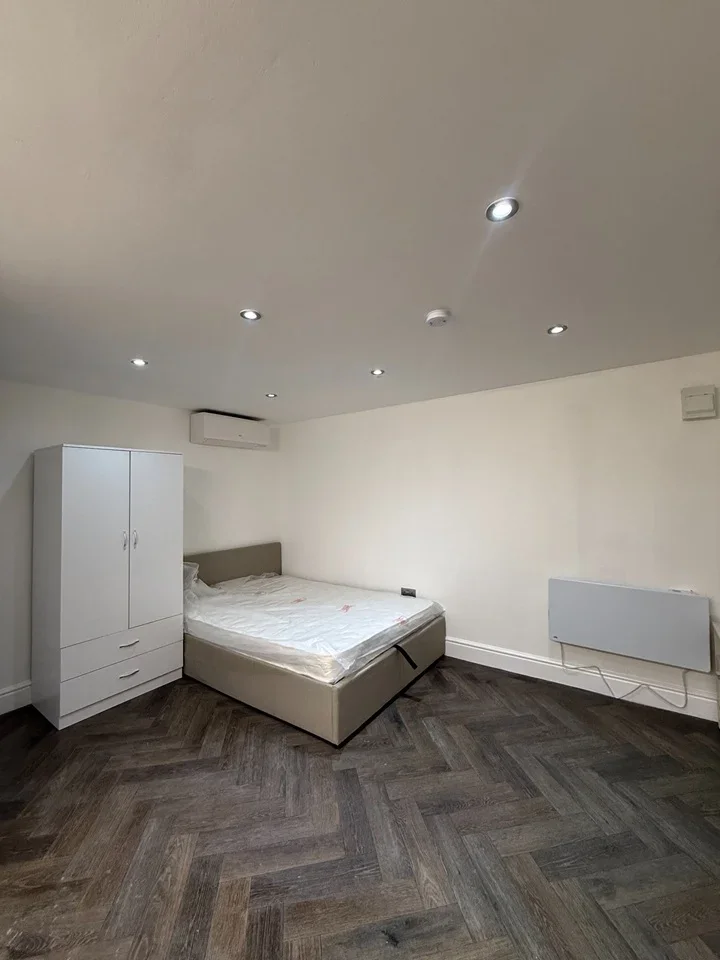 Flat Linley Crescent in Greater London