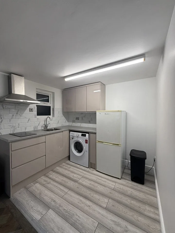 Flat Linley Crescent in Greater London