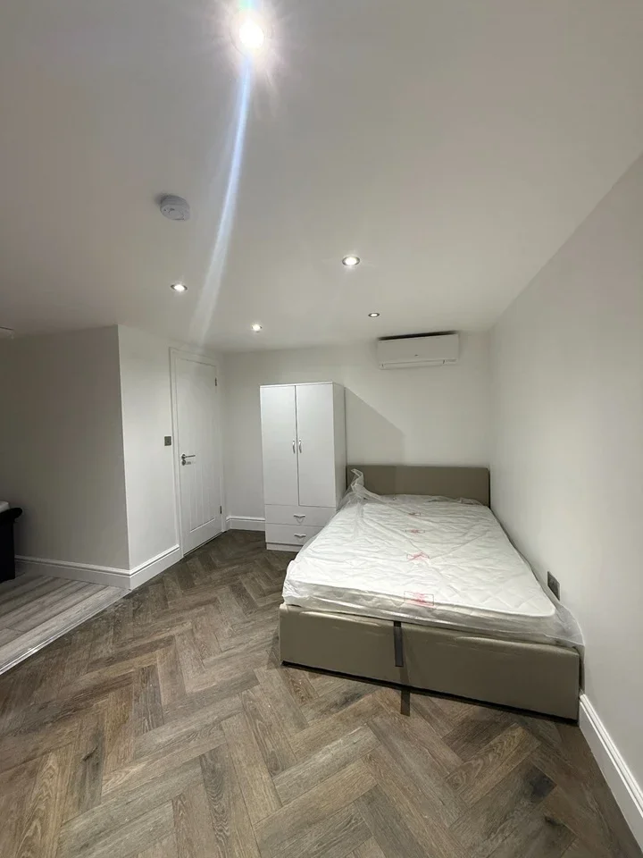 Flat Linley Crescent in Greater London
