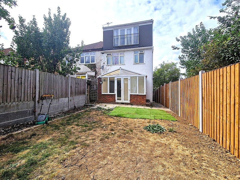 House Dovedale Avenue in Greater London