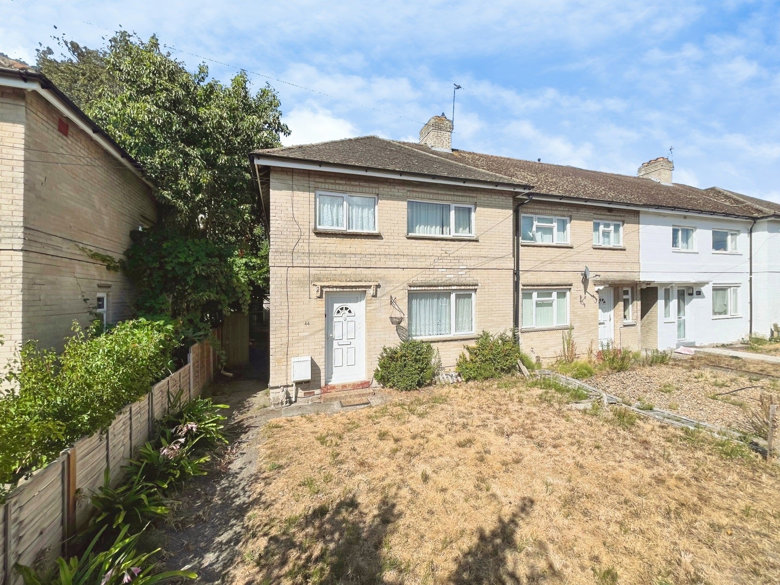 Room Larchwood Drive in Borough of Runnymede