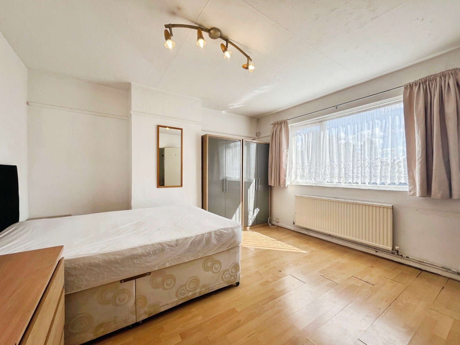 Room Larchwood Drive in Borough of Runnymede