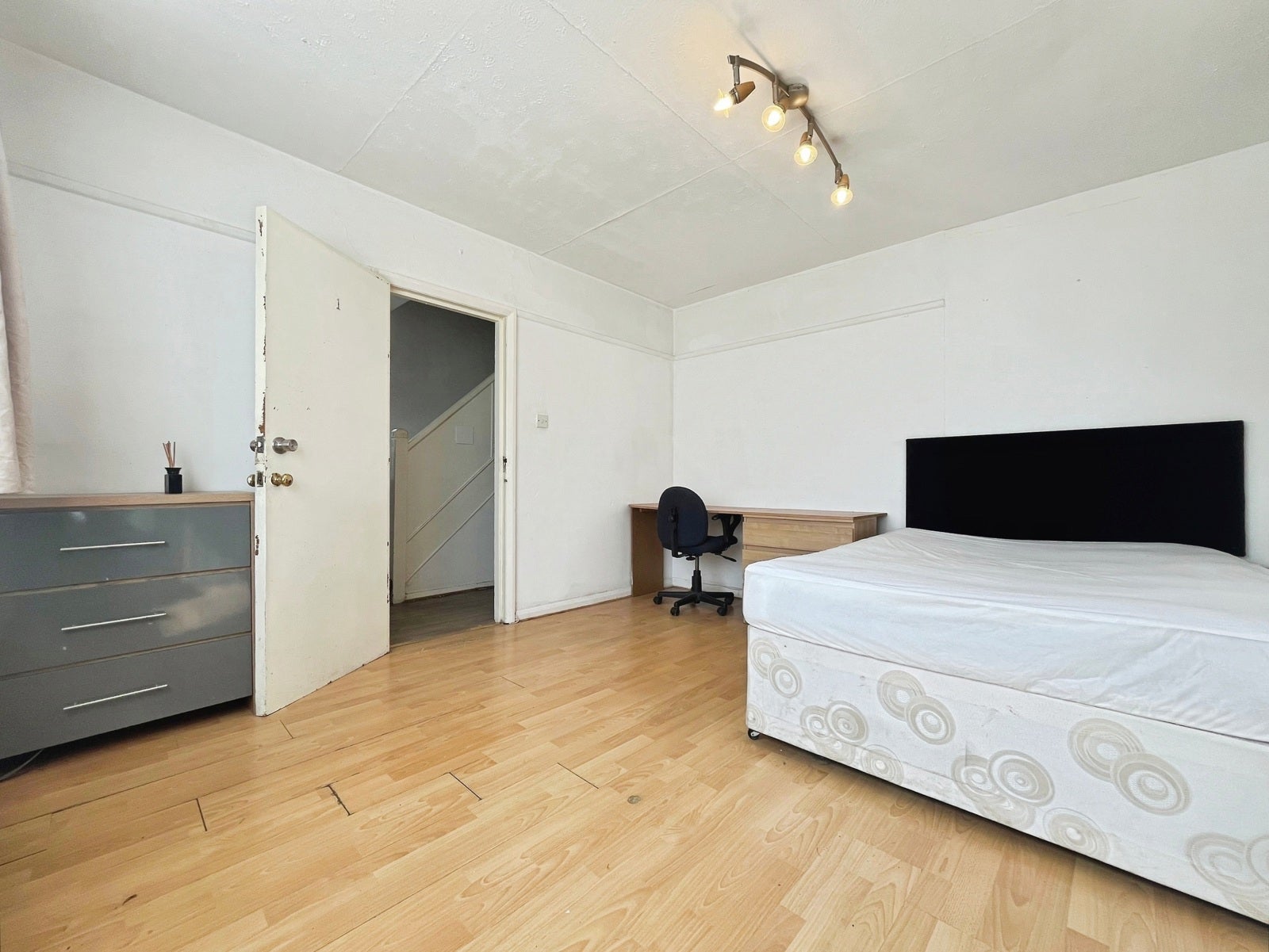 Room Larchwood Drive in Borough of Runnymede
