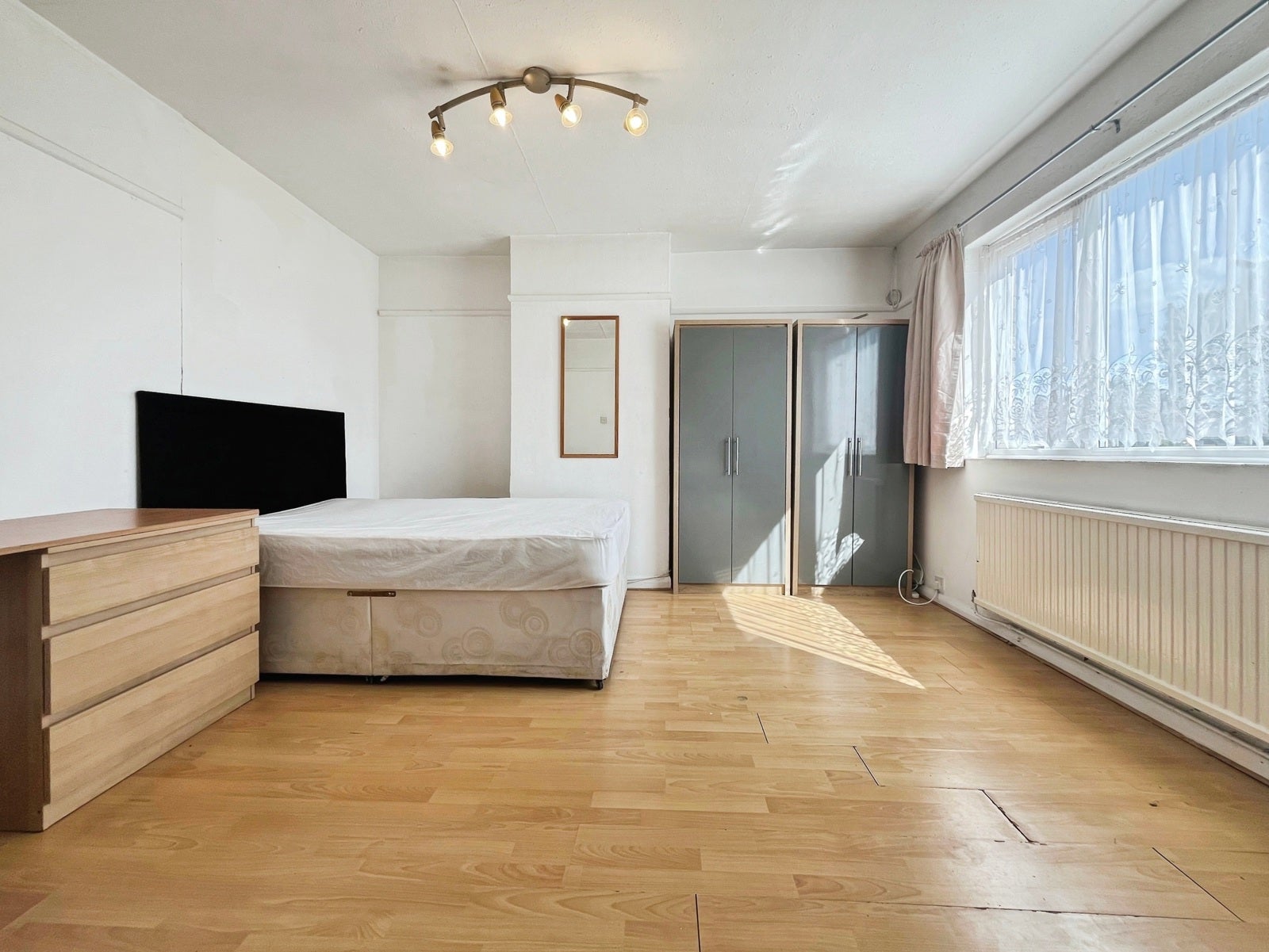 Room Larchwood Drive in Borough of Runnymede