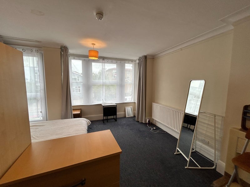Room The Limes Avenue in Greater London
