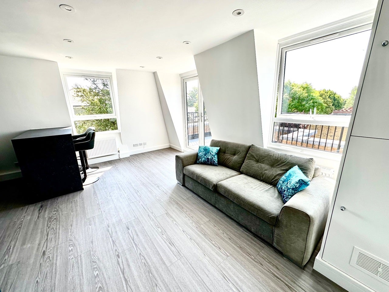 Flat Acacia Road in Greater London