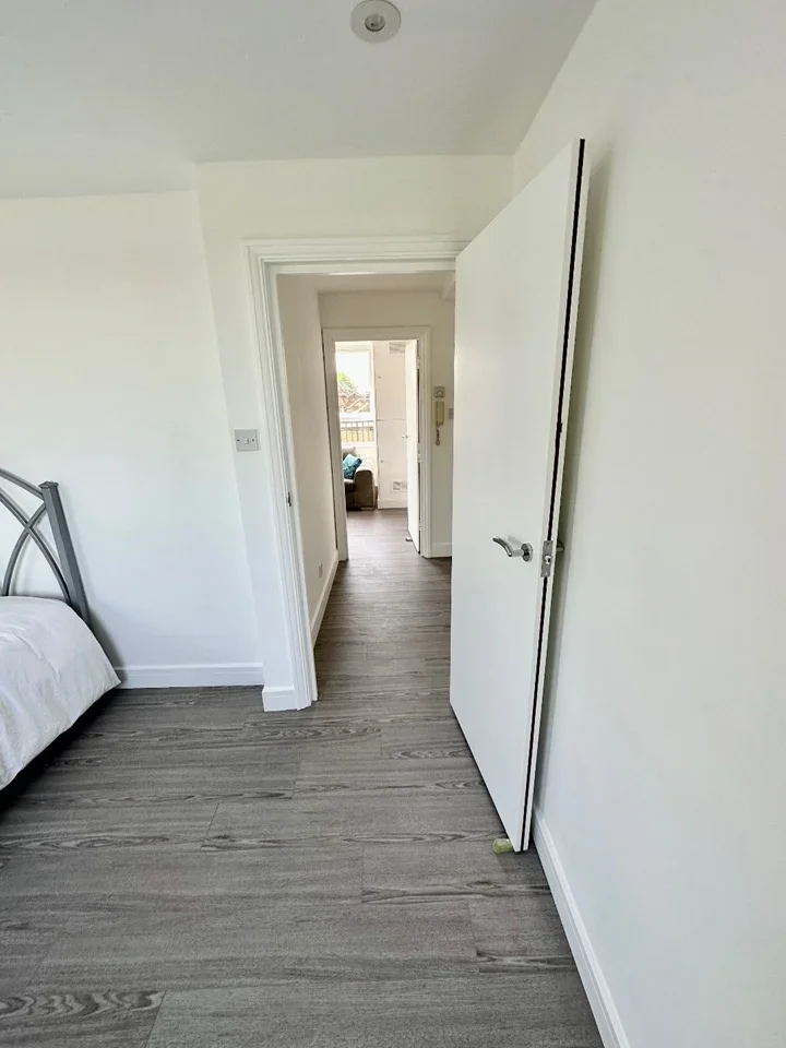 Flat Acacia Road in Greater London