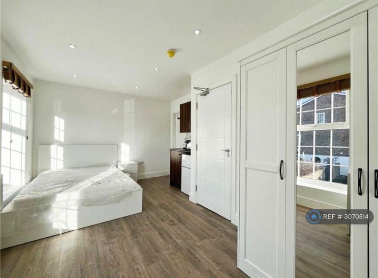 Room Hawksway in Borough of Spelthorne