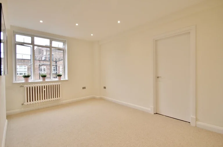 Flat Hammersmith Road in Greater London