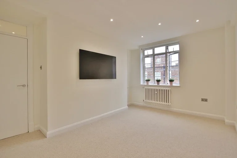 Flat Hammersmith Road in Greater London