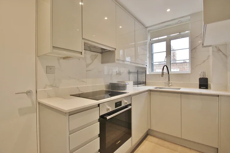 Flat Hammersmith Road in Greater London