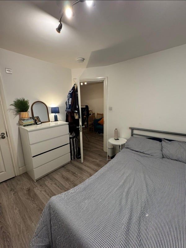 Room Sydney Road in Greater London