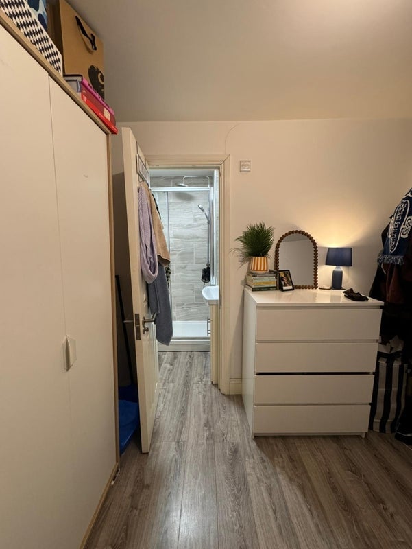 Room Sydney Road in Greater London