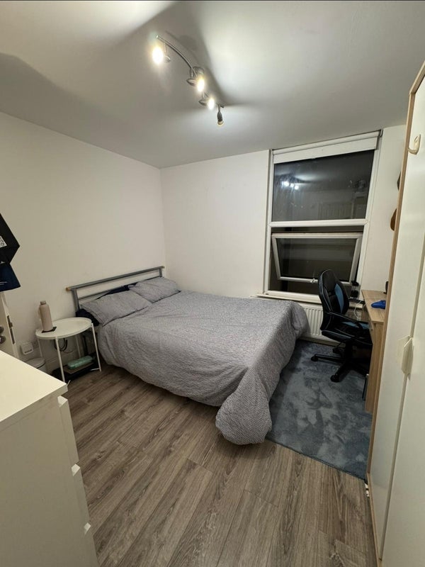 Room Sydney Road in Greater London
