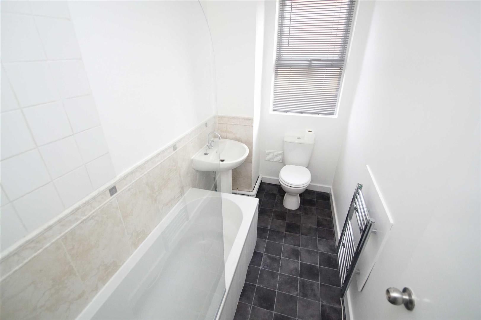 Flat Ashfield Terrace in Leeds