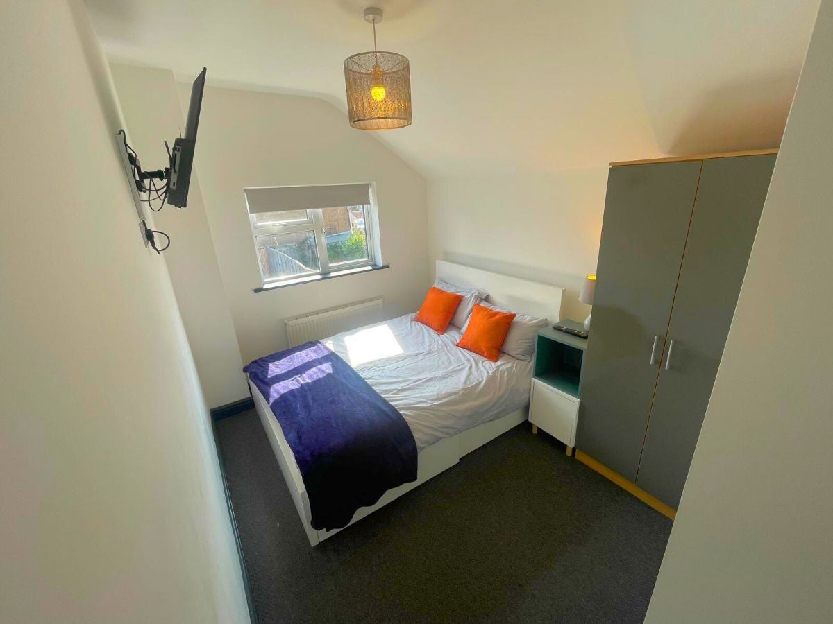 Room Lambert Road in Grimsby