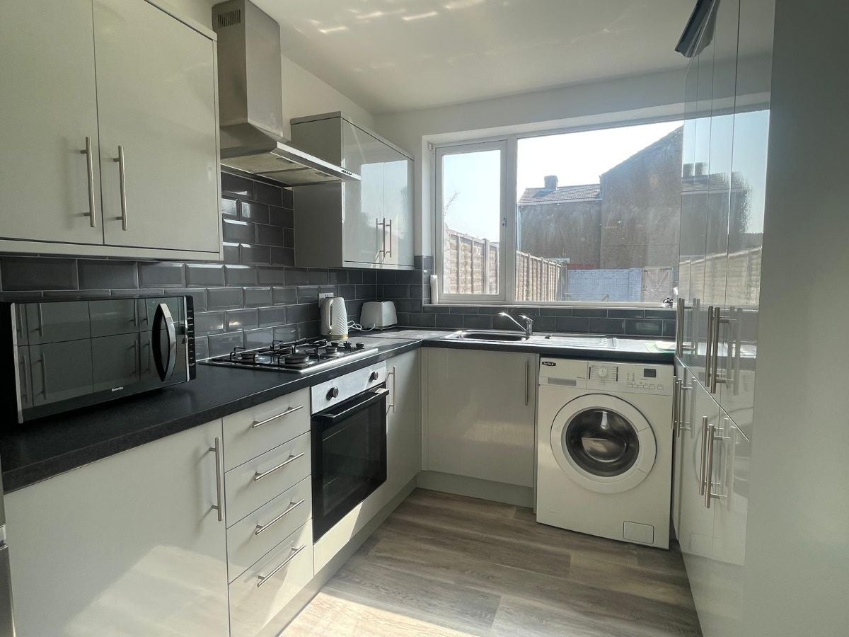 Room Lambert Road in Grimsby