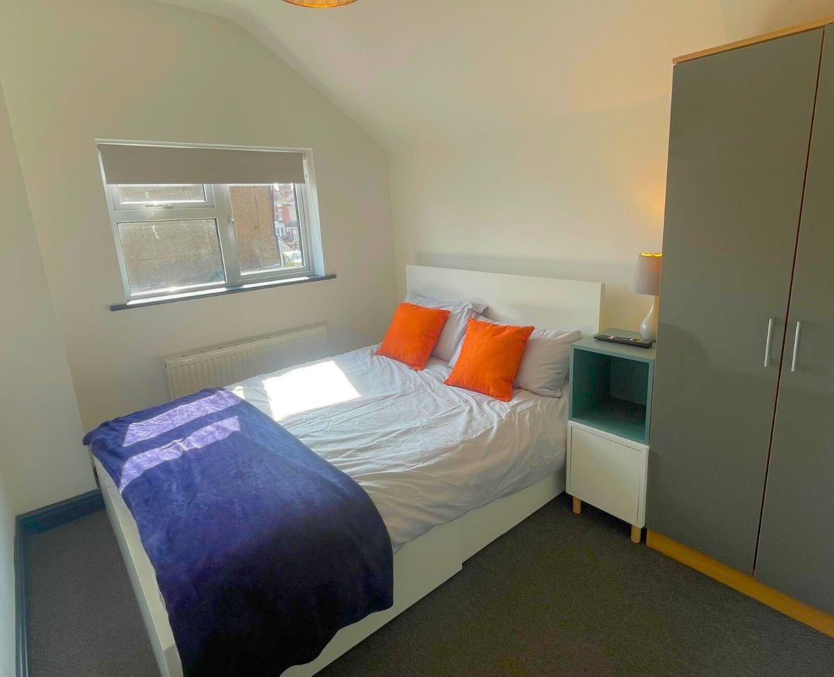 Room Lambert Road in Grimsby