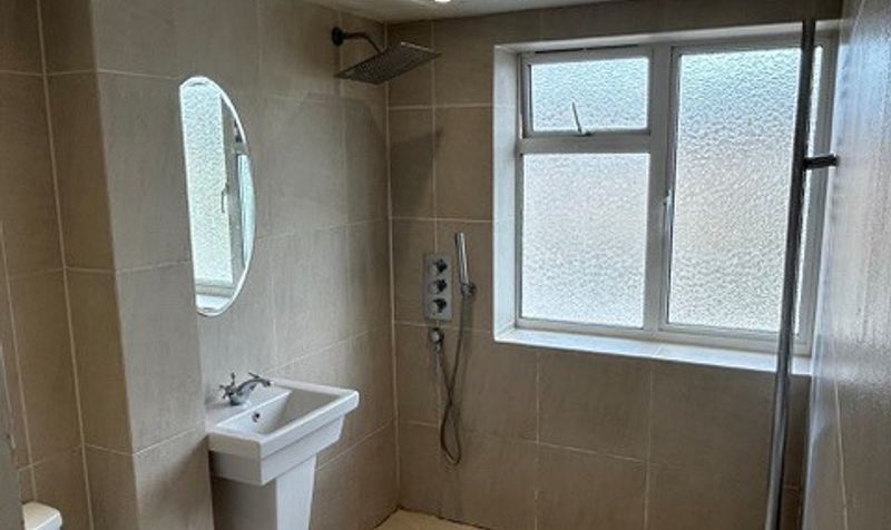 Flat Heathfield Road in Greater London