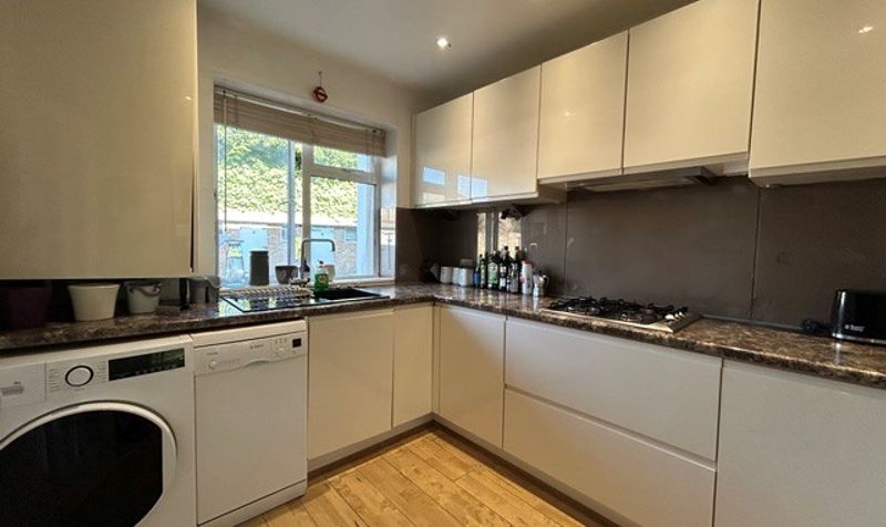 Flat Heathfield Road in Greater London