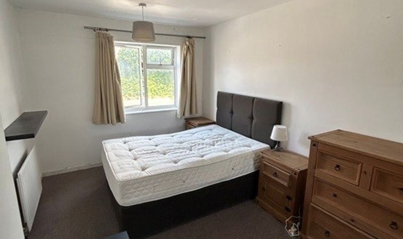 Flat Heathfield Road in Greater London
