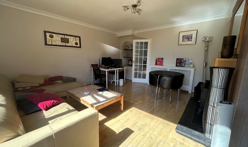 Flat Heathfield Road in Greater London