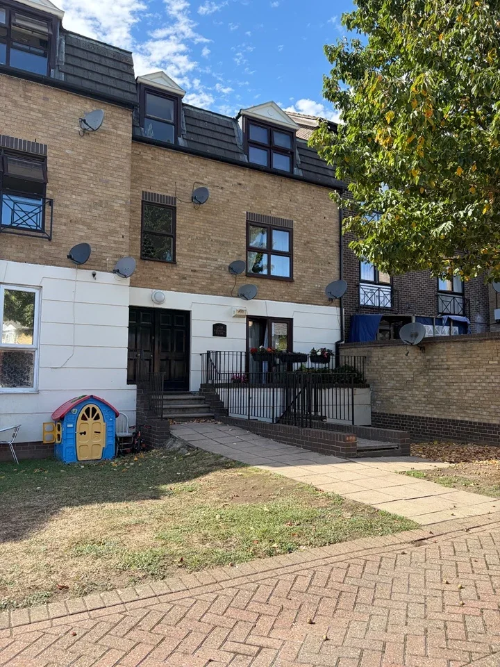 Flat Verbena Close in Greater London