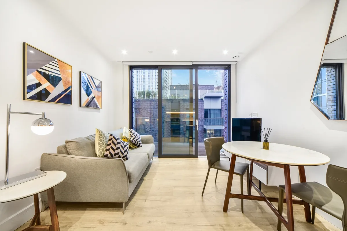 Flat Piazza Walk in Greater London