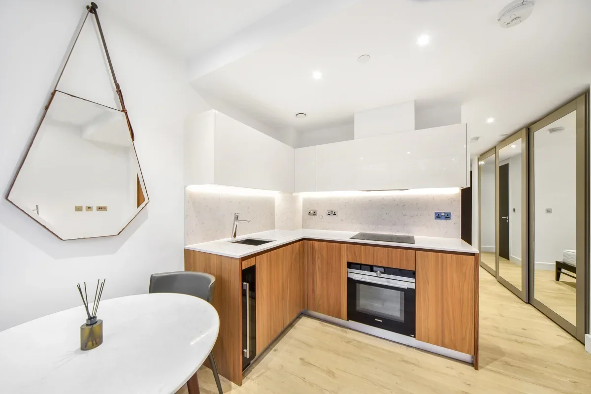 Flat Piazza Walk in Greater London